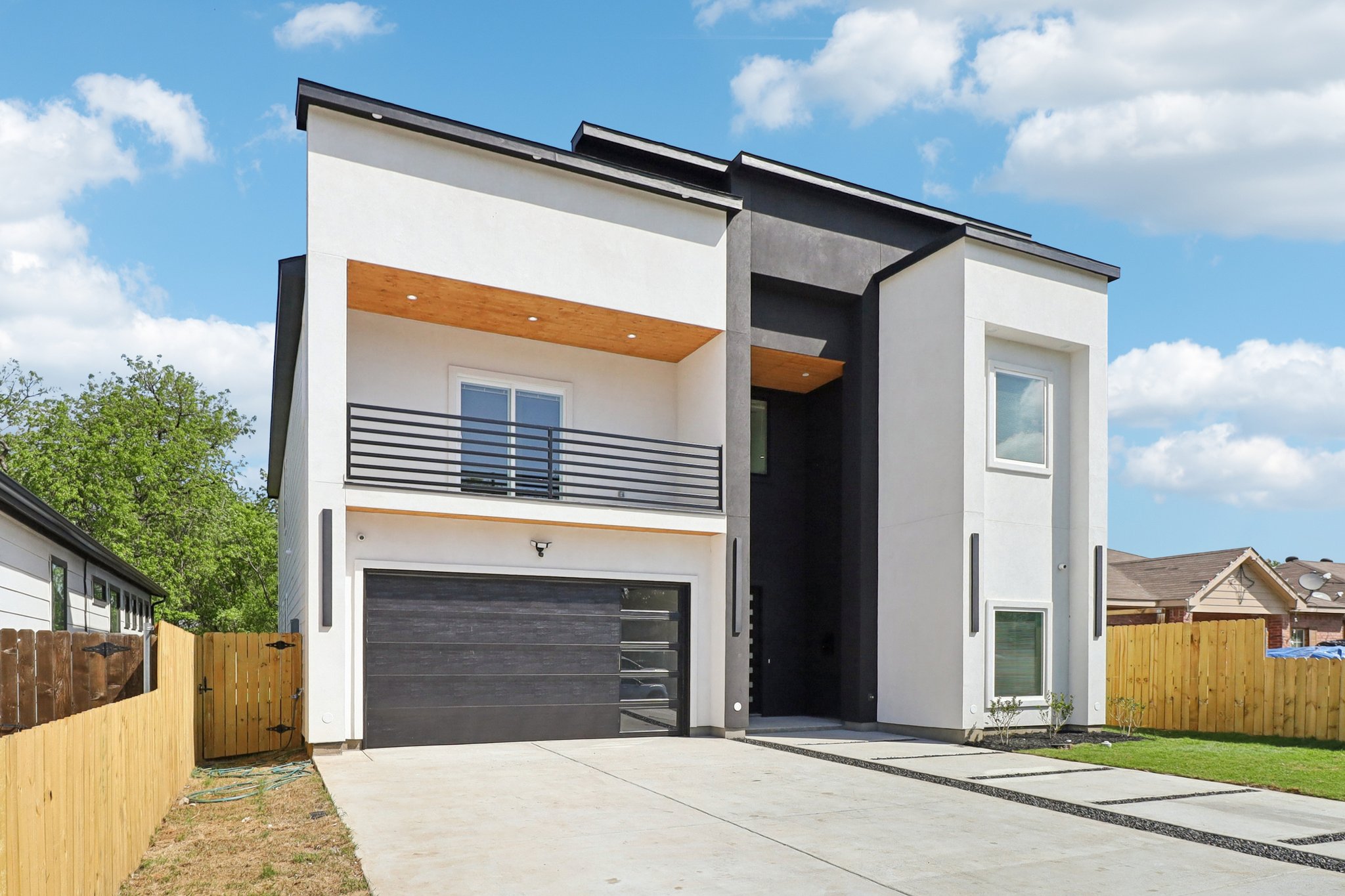 2410 Luxury Ave — photo 38