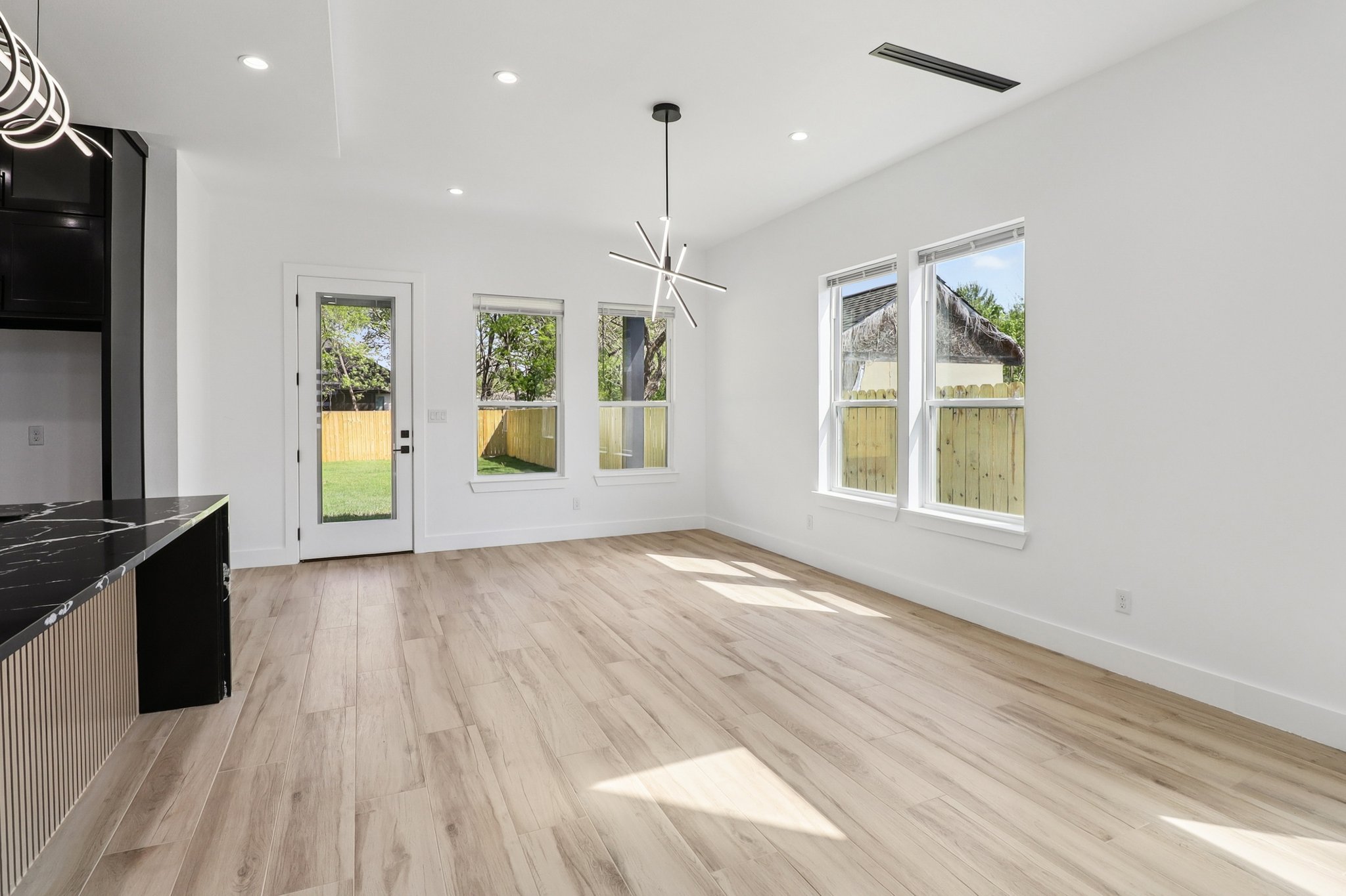 2410 Luxury Ave — photo 34