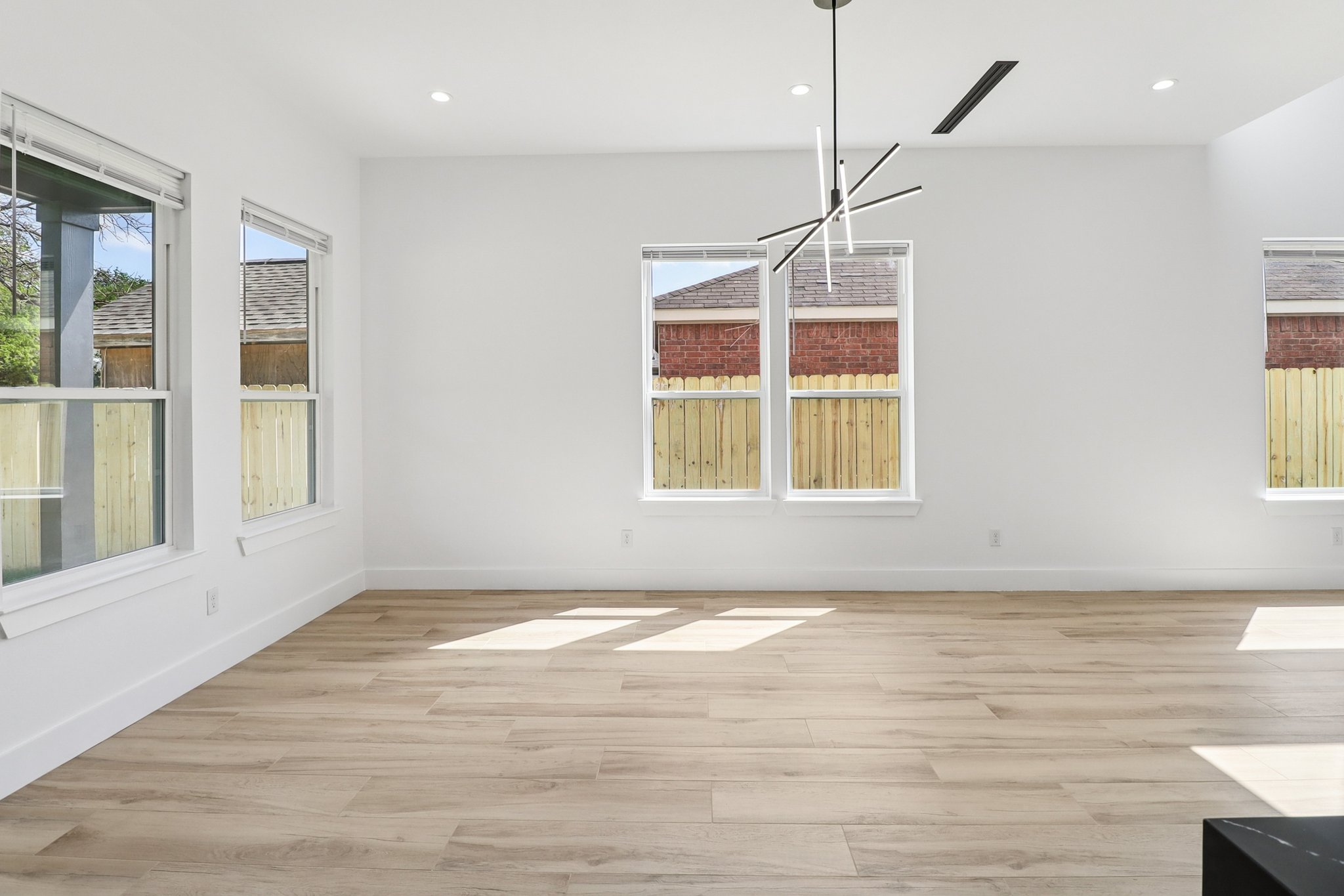2410 Luxury Ave — photo 33