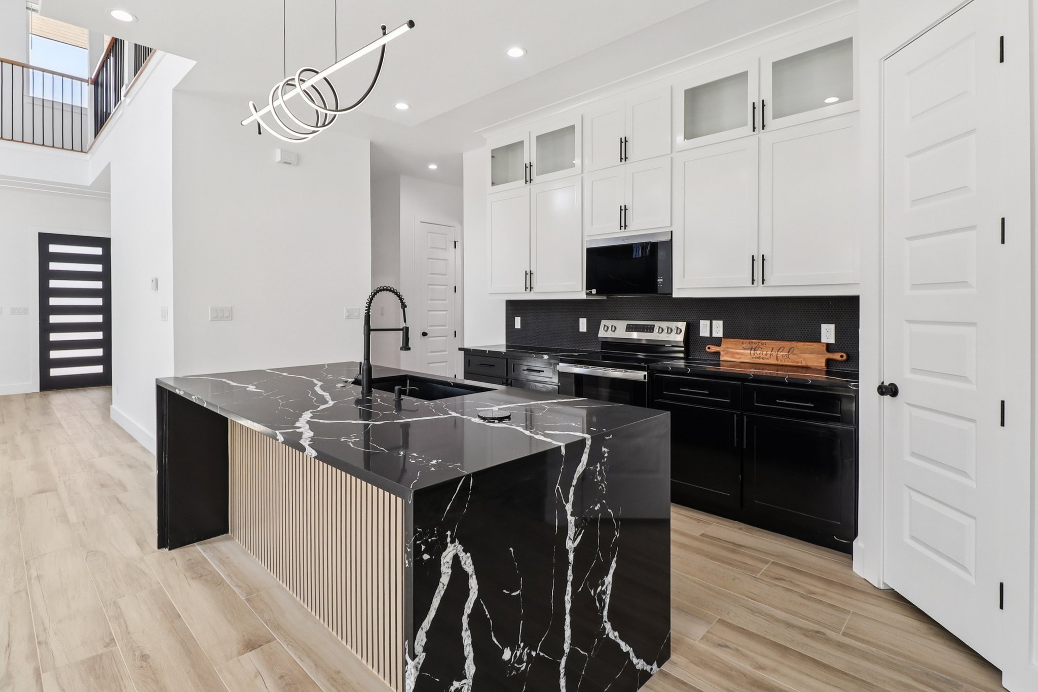 2410 Luxury Ave — photo 32