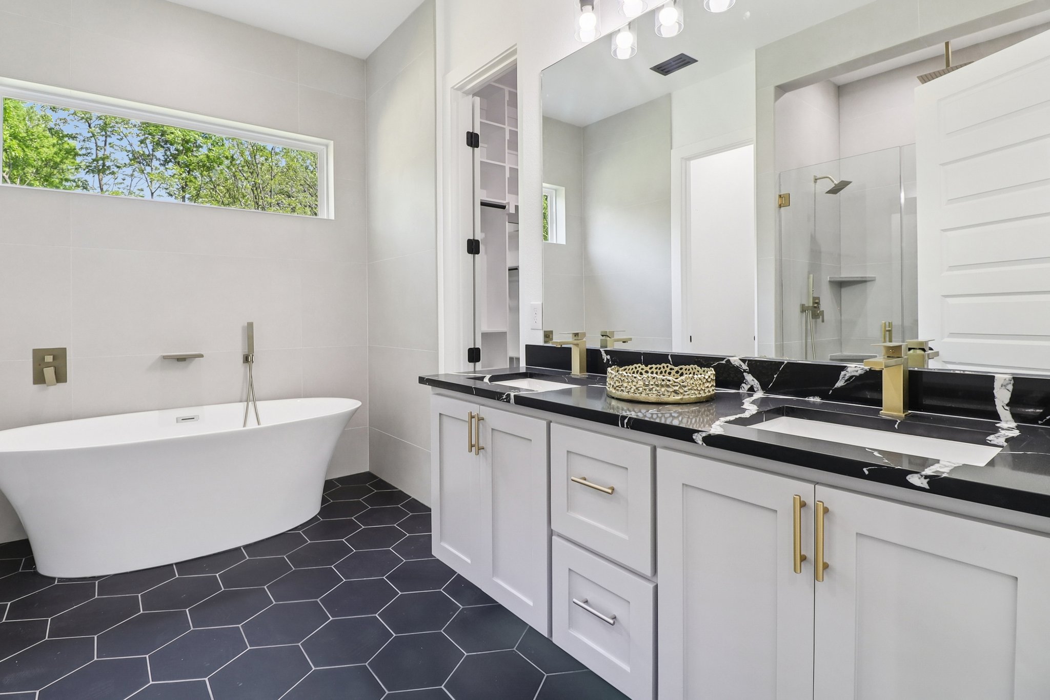 2410 Luxury Ave — photo 23