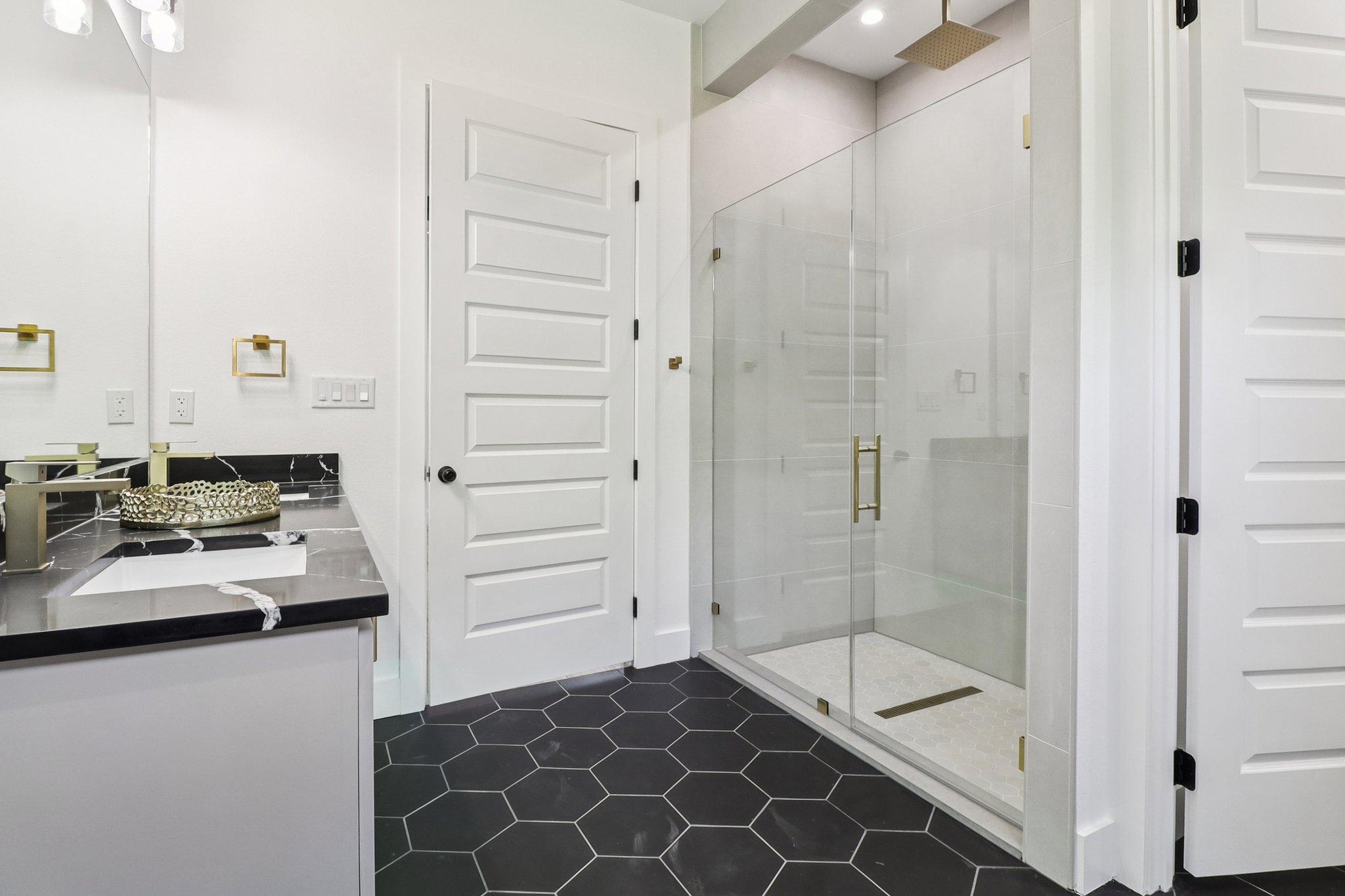 2410 Luxury Ave — photo 22