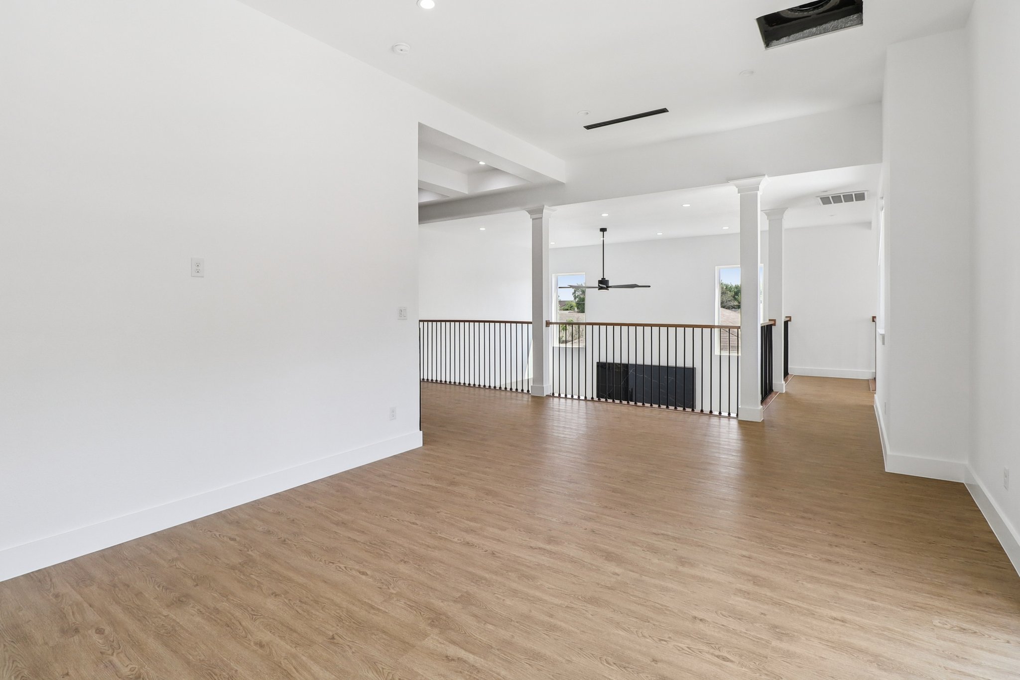 2410 Luxury Ave — photo 18