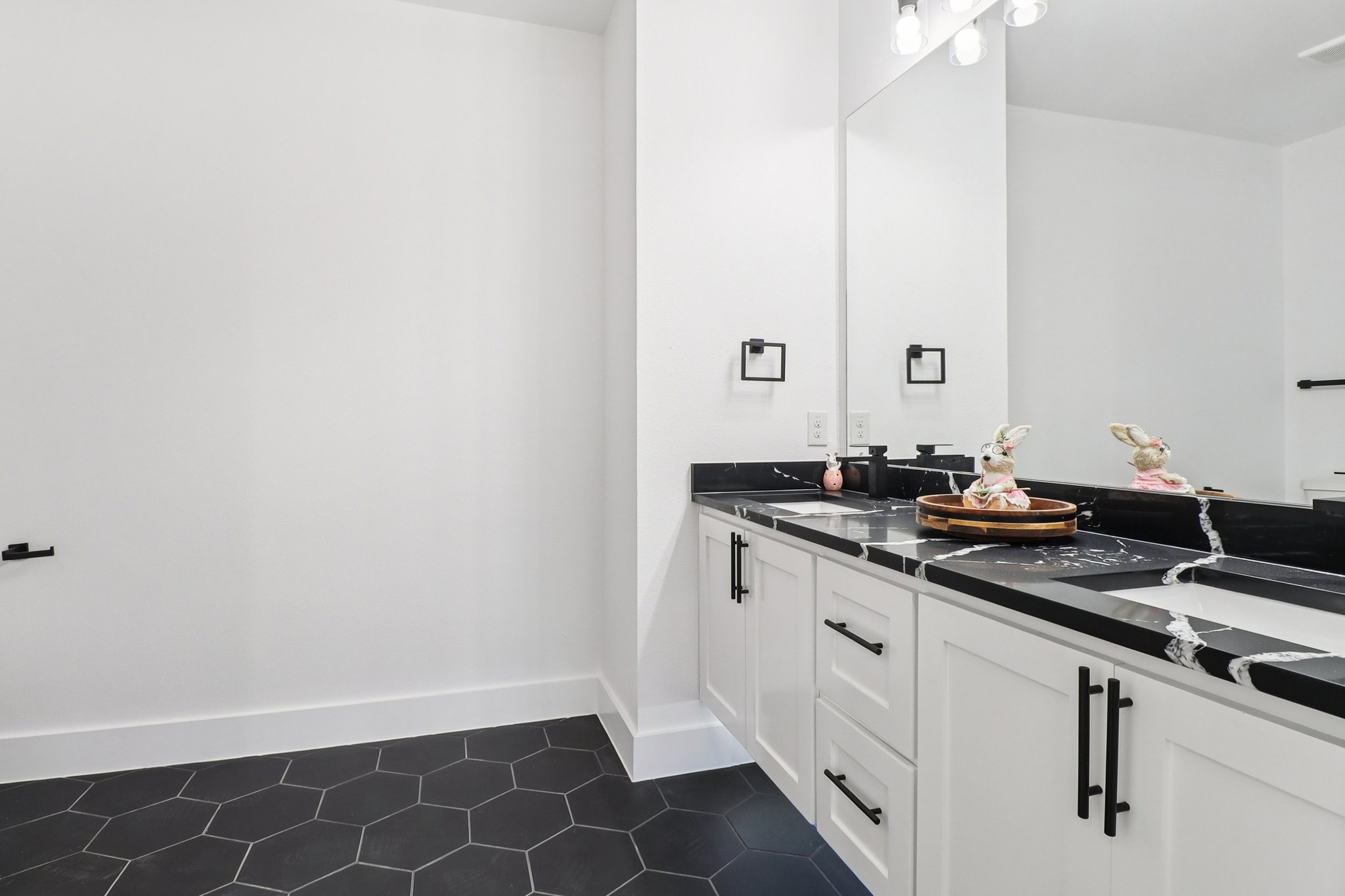 2410 Luxury Ave — photo 15