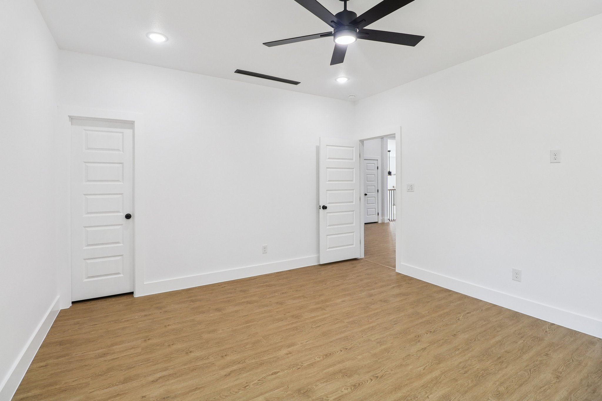 2410 Luxury Ave — photo 13