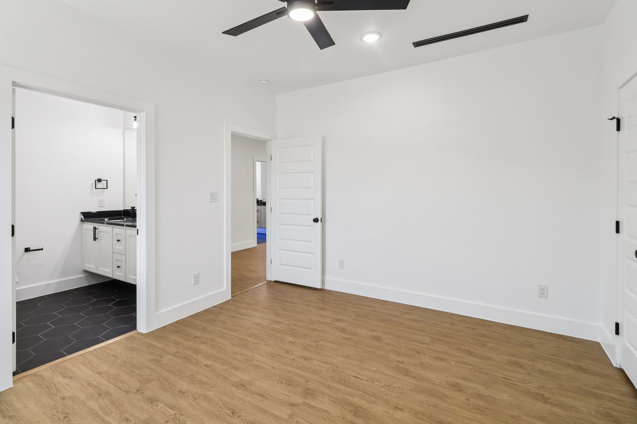 2410 Luxury Ave — photo 11