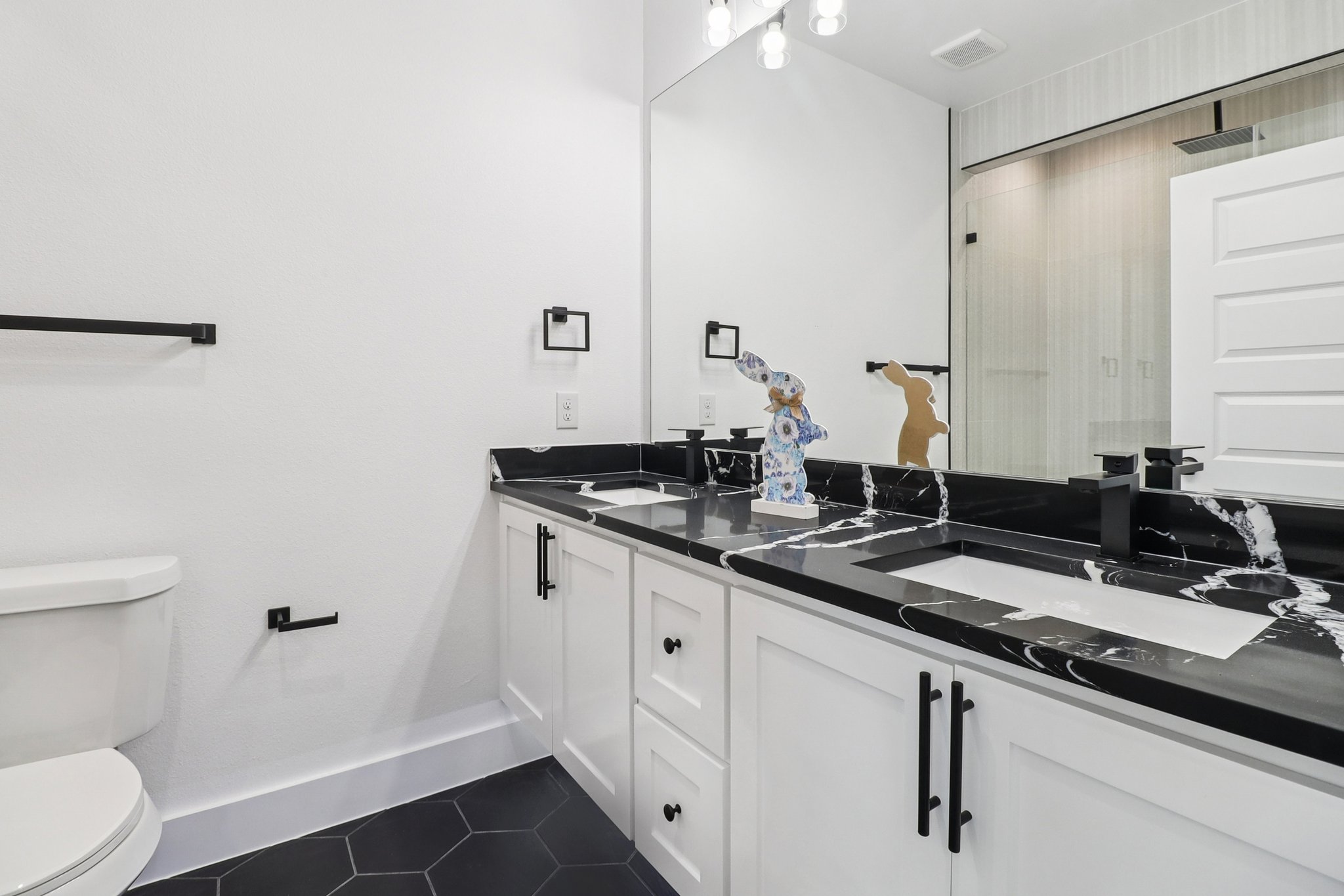 2410 Luxury Ave — photo 10