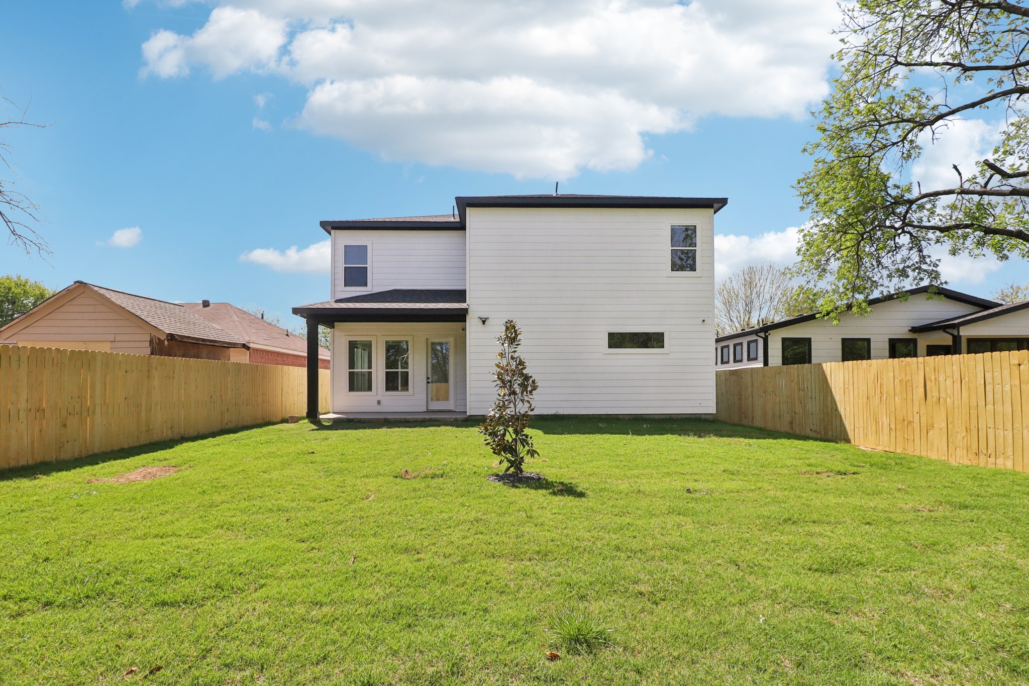 2410 Luxury Ave — photo 7