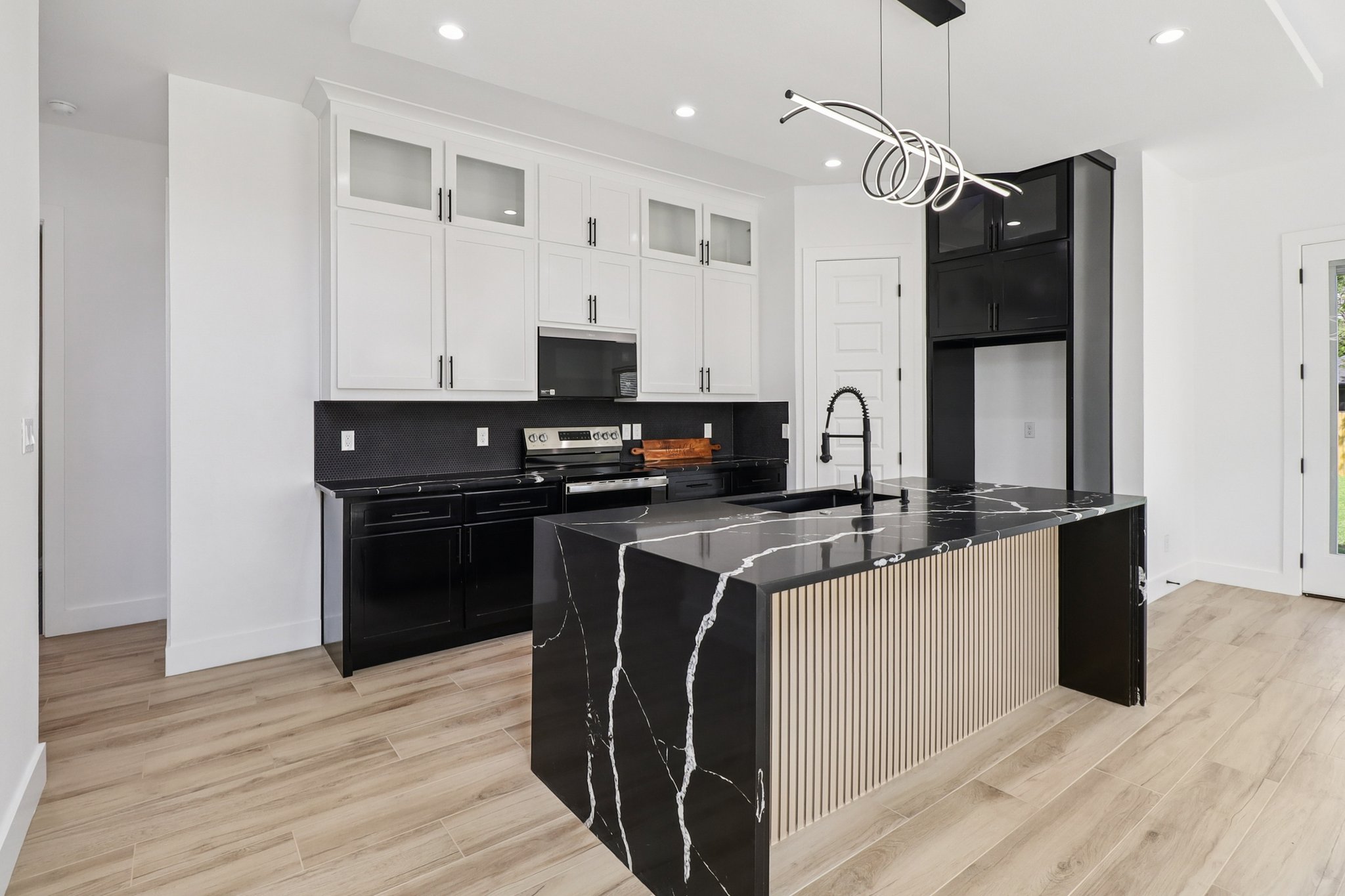 2410 Locust Ave — photo 10