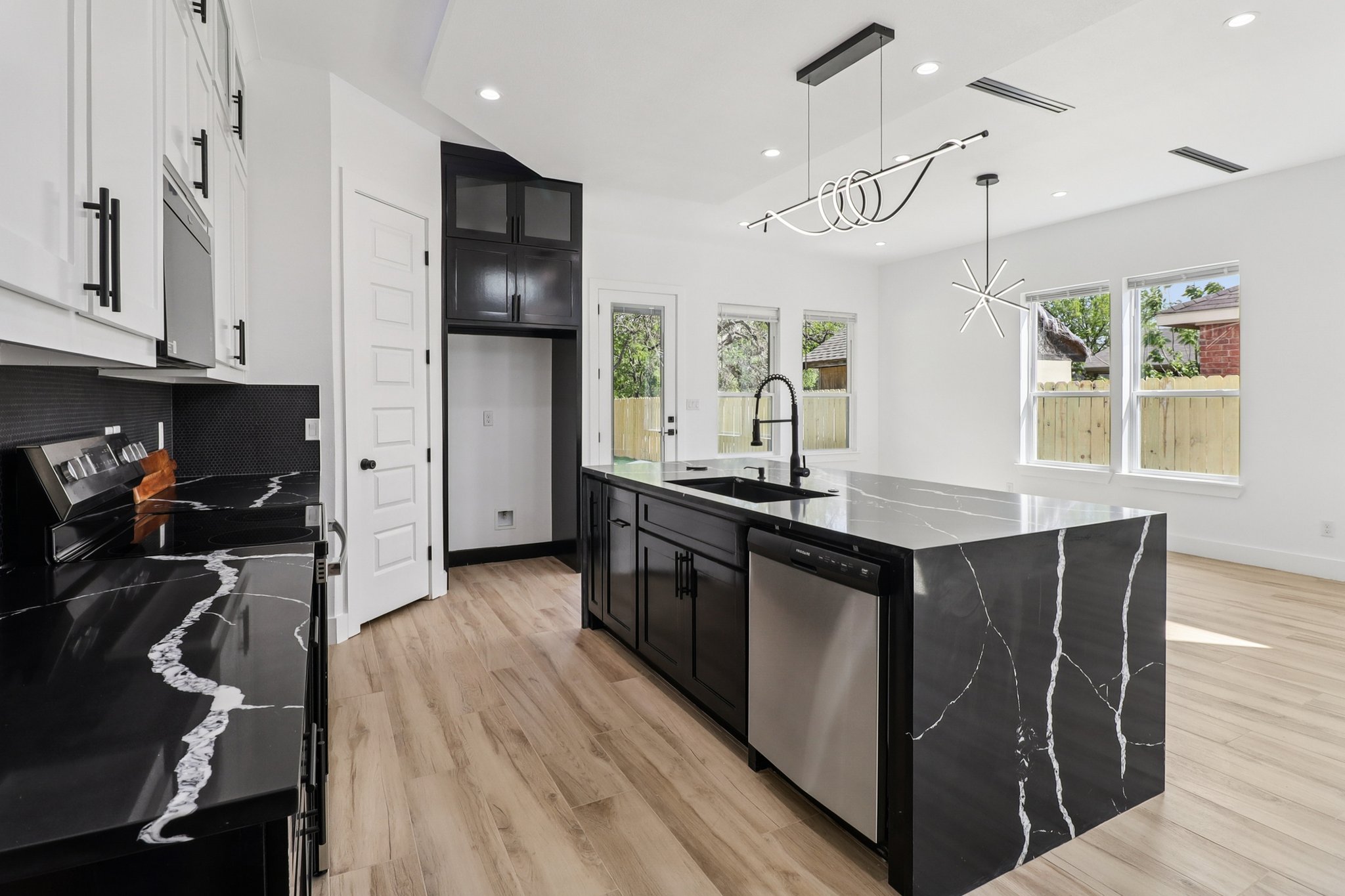 2410 Locust Ave — photo 11