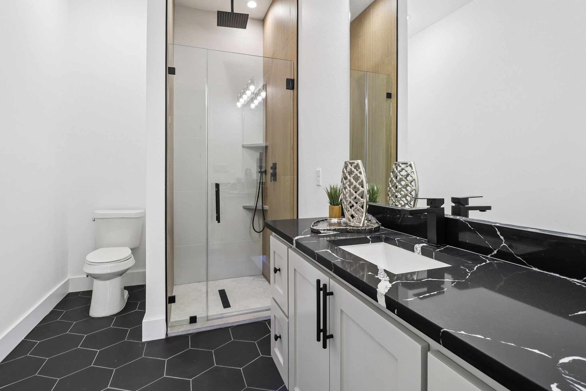 2410 Locust Ave — photo 13