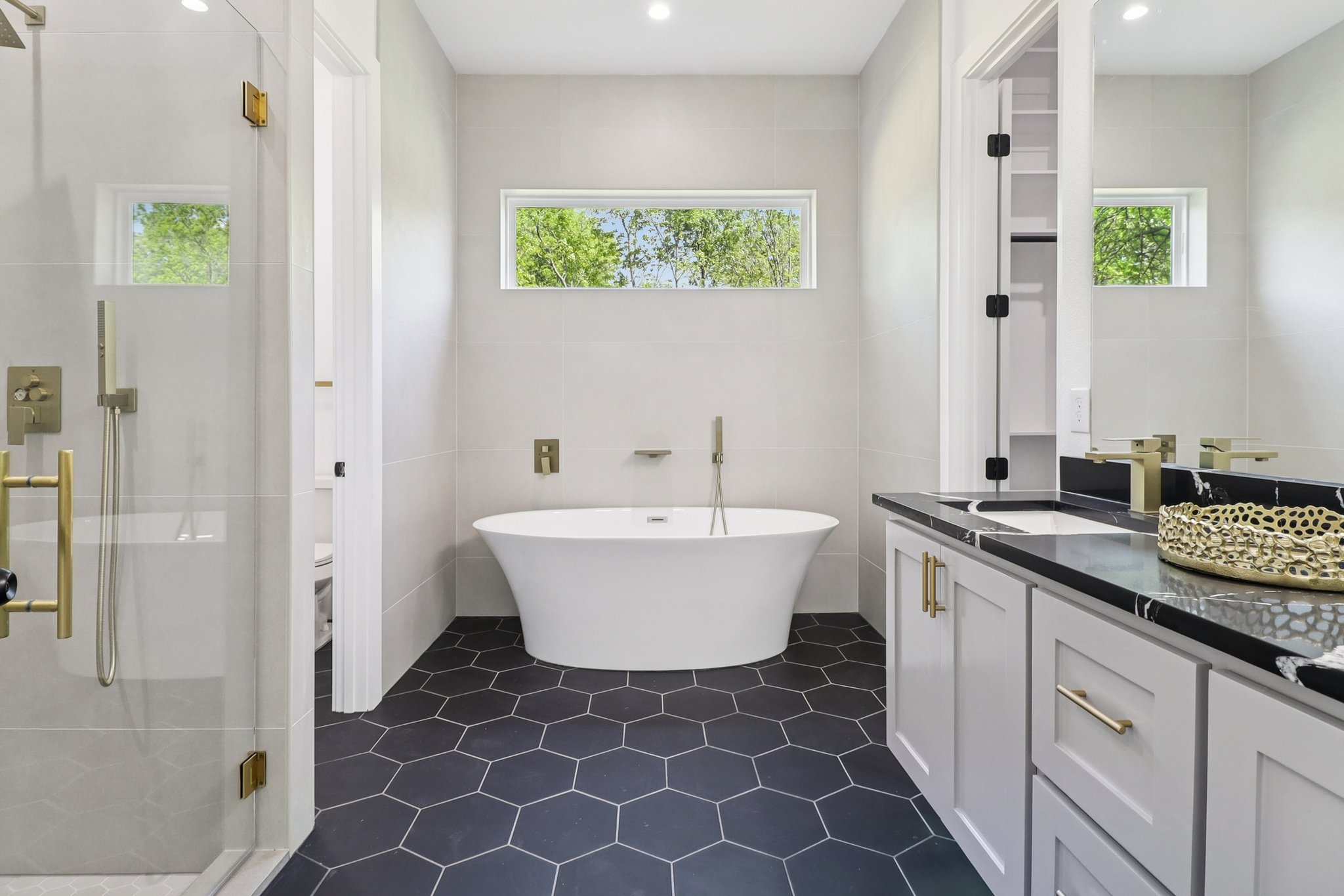 2410 Locust Ave — photo 17