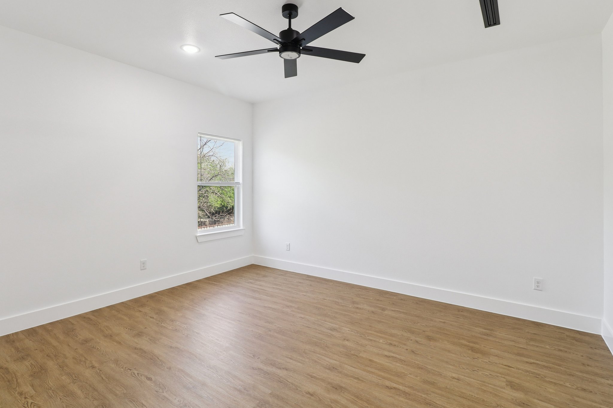 2410 Locust Ave — photo 24