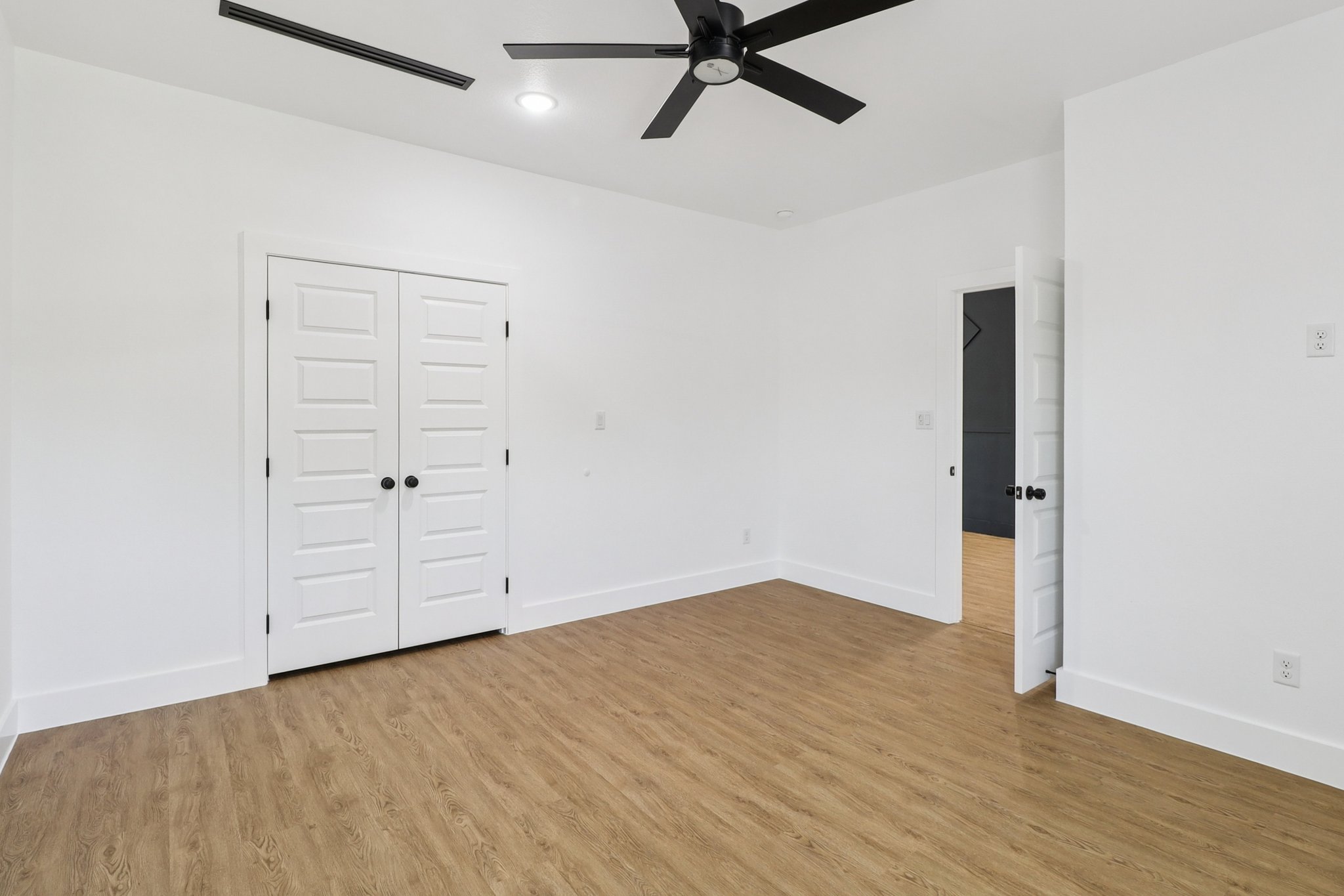 2410 Locust Ave — photo 25