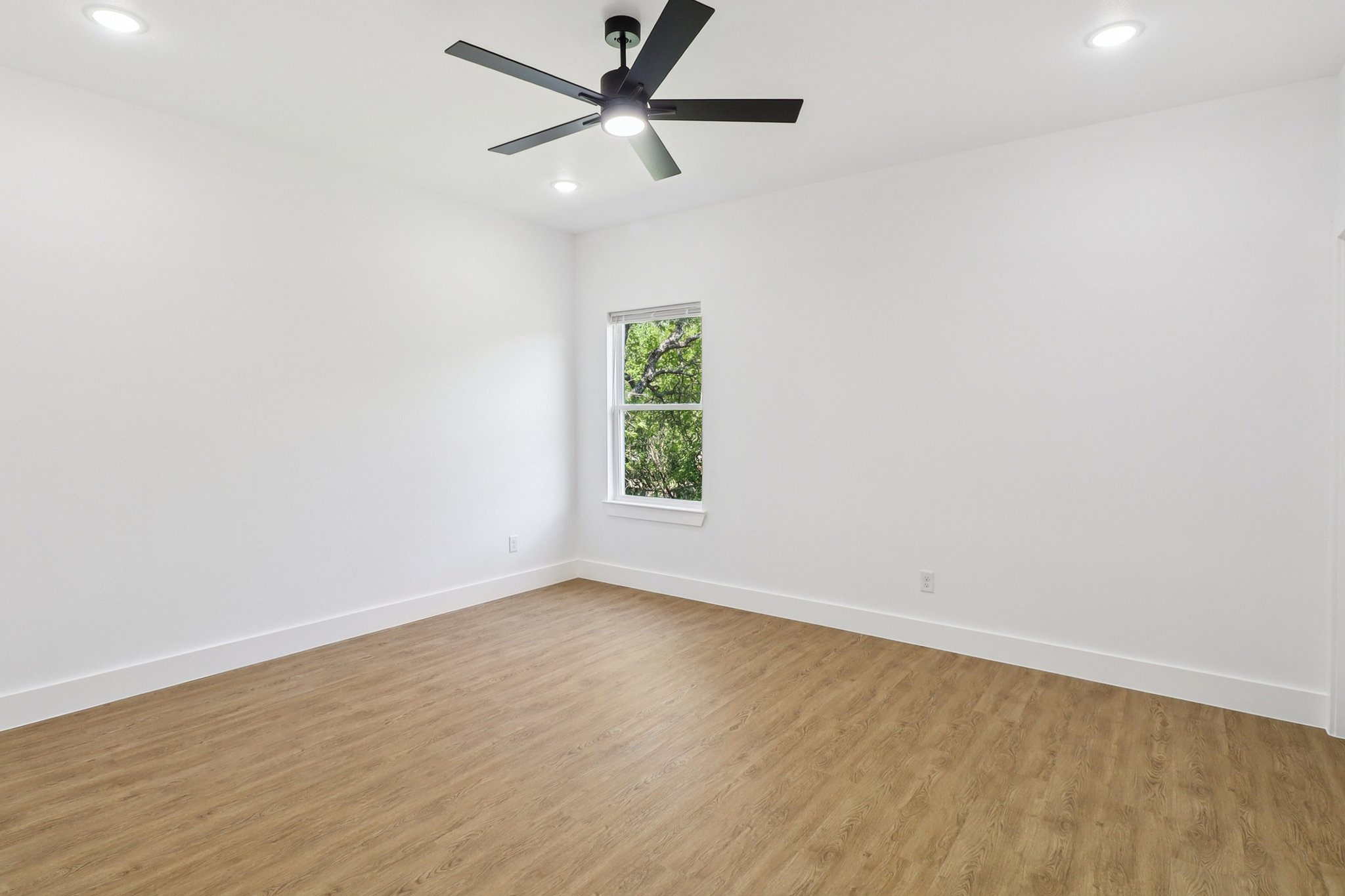2410 Locust Ave — photo 27